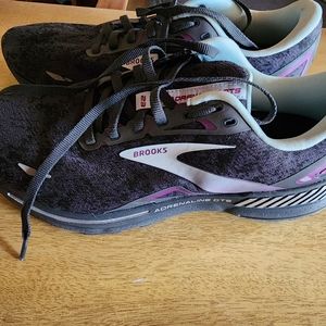 Brooks Adrenaline GTS 23 (WIDE)